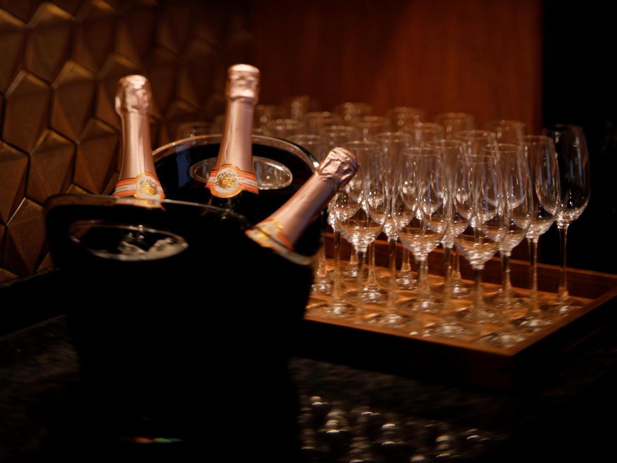 The Hotel Sanraku Kanazawa 21Th December 2022 Open Eksteriør bilde Champagne bottles and glasses