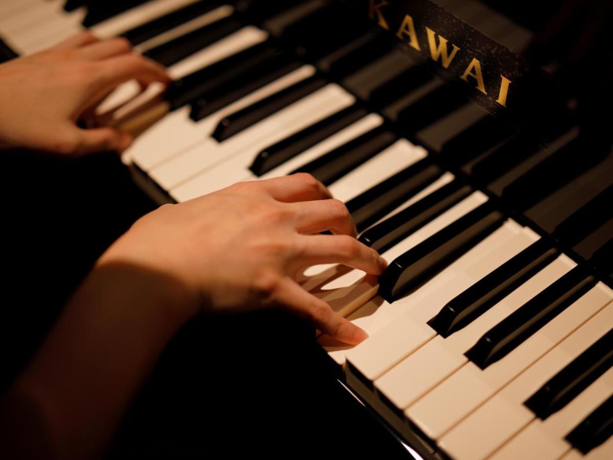 The Hotel Sanraku Kanazawa 21Th December 2022 Open Eksteriør bilde A pianist playing a Kawai piano